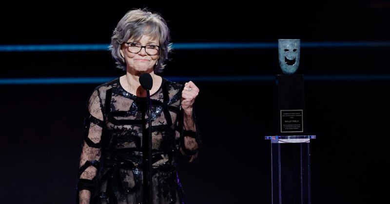 Sally Field remembers Robin Williams at SAG Awards: 'He should be growing old like me'