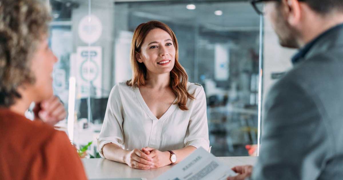 Woman rescinds 6-figure salary job application after spotting red flags during the job interview