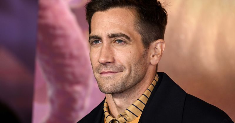 Jake Gyllenhaal cracks up recounting the time he used pee to help a beachgoer stung by a jellyfish