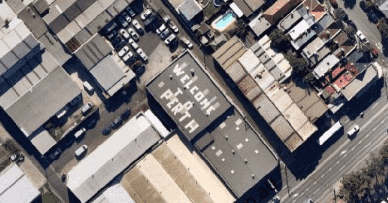 Cheeky rooftop sign 'Welcome to Perth' scares in-flight passengers arriving at Sydney