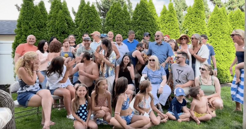 Mom to-be announces pregnancy news during family photo and their reactions are priceless