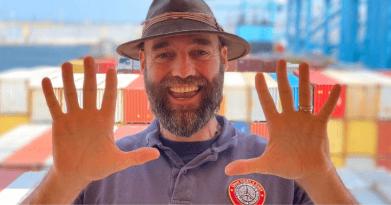 Man travels around the world and visits 203 countries in 3,512 days without stepping on a plane