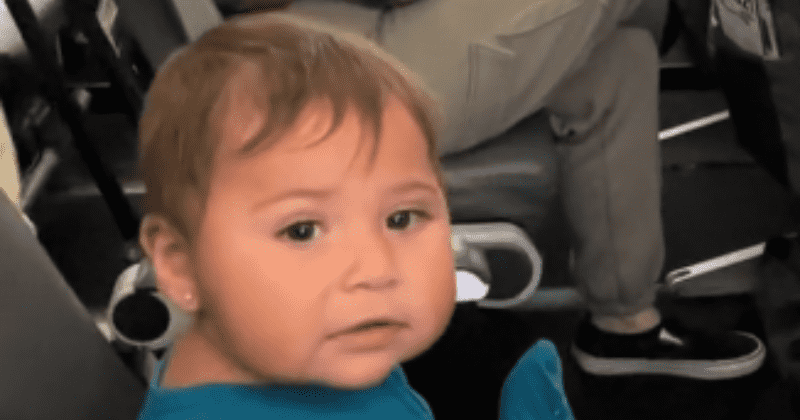 Adorable baby cheers up passengers with the cutest 'hii' on a 3-hour delayed flight