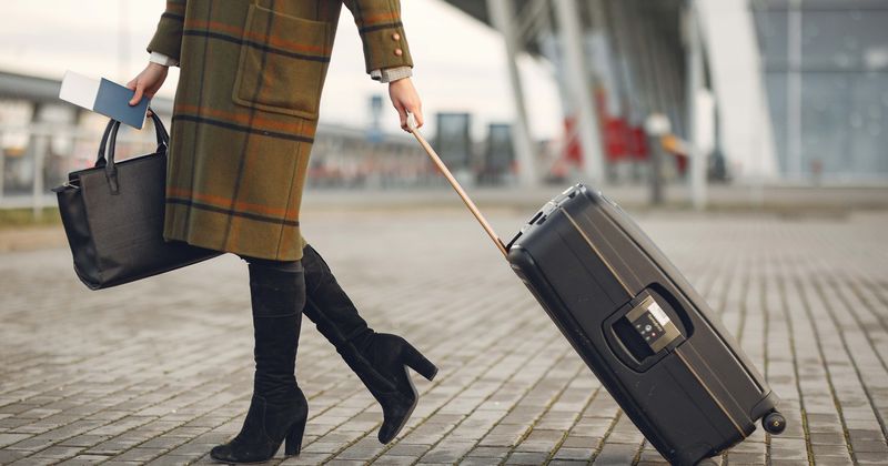 Woman refuses to move up in line until it has moved all the way forward, sparks debate