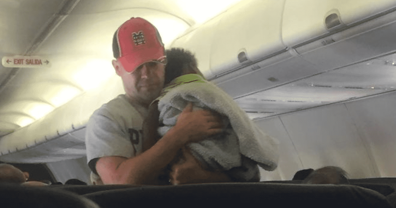 Stranger helps a pregnant woman on flight by comforting her crying child like his own baby 