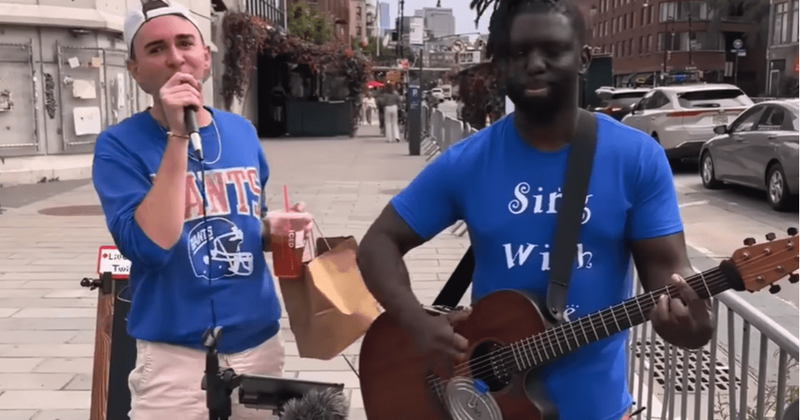 Musician asks stranger to sing along on NYC street and they set the mood right with their performance