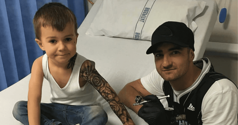 Talented artist thrills sick kids in hospital by spraying temporary tattoos on them