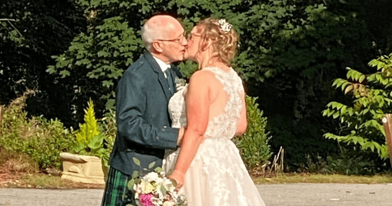 Bride-to-be gets big help from passerby to reach wedding venue on time after her car breaks down