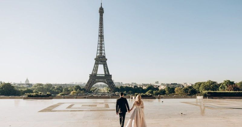 Couple stranded atop the Eiffel Tower decides to get married while waiting to be rescued