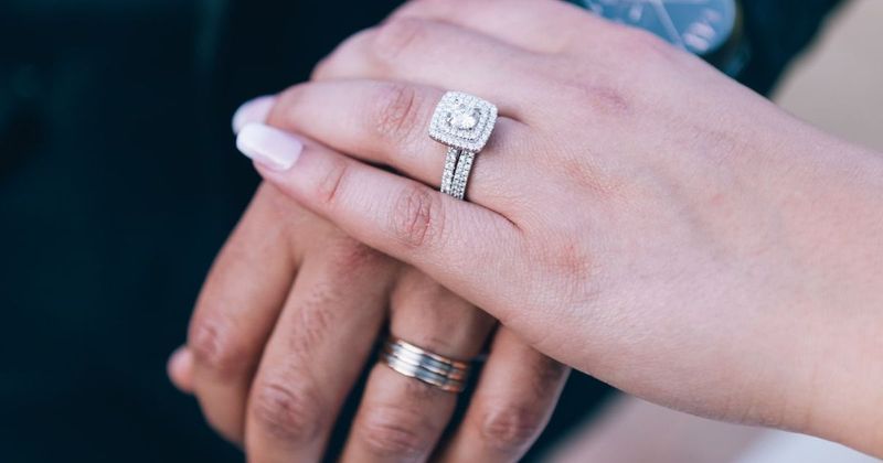 People share 10 interesting ways to find a woman's ring size without making it obvious