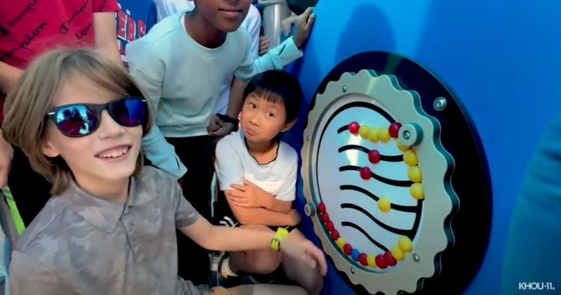 10-year-old colorblind boy's classmates save their allowance money to buy him special glasses