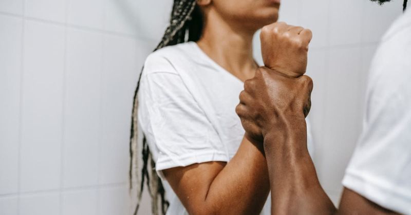 10 subtle red flags in people's behaviour that are often overlooked by the society