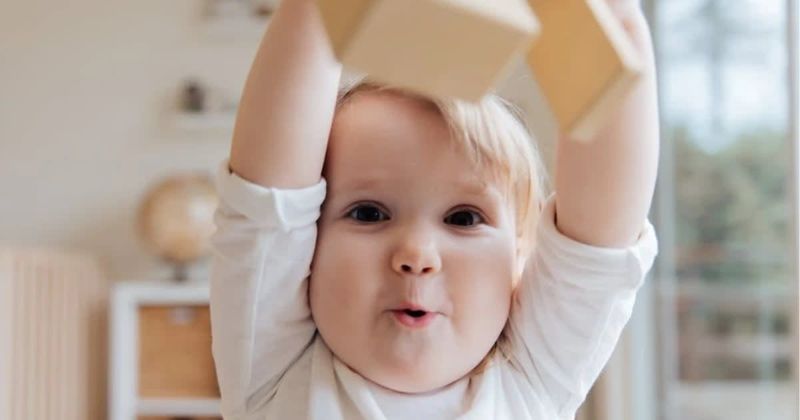 Baby hilariously tricking parents into believing her arm is stuck in a bottle is cuteness overload