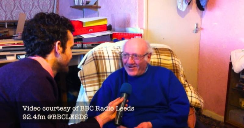 Man breaks down in tears after hearing the only voicemail from his wife who passed away 14 years ago