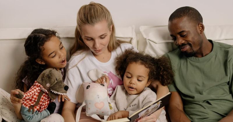 Study shows how parents can cultivate good behavior in children amidst financial struggles