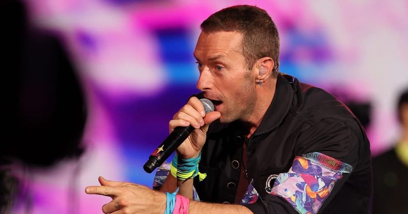 Man in wheelchair crowd surfs to stage before having a wholesome moment with Coldplay's Chris Martin