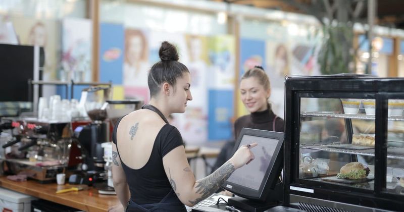 Restaurant issues policy to deduct credit card fees for waitstaff tips, sparking debate