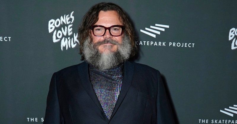 Jack Black's interaction with two girls on Golden Globes red carpet is winning everyone's hearts