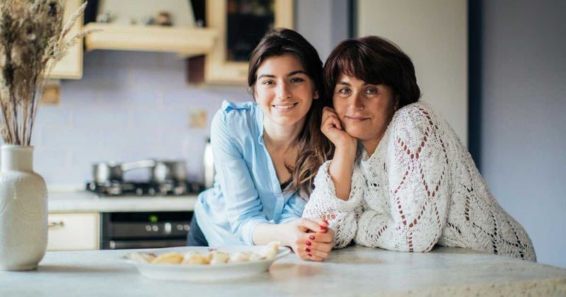 Daughter makes a powerful gesture to honor late mom when meeting dad’s new girlfriend