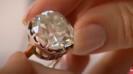 Woman realizes ring she found at a garage sale 30 years ago has a diamond  worth $350,000 - Scoop Upworthy