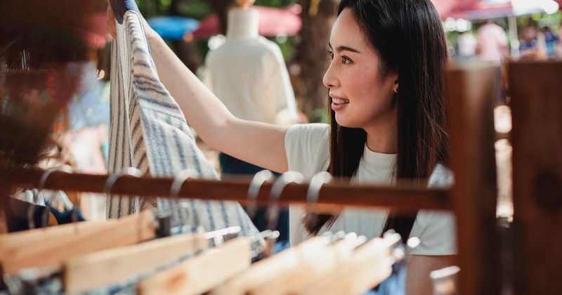 Woman being ignored by luxury brand staff plots a perfect revenge leaving the internet in awe