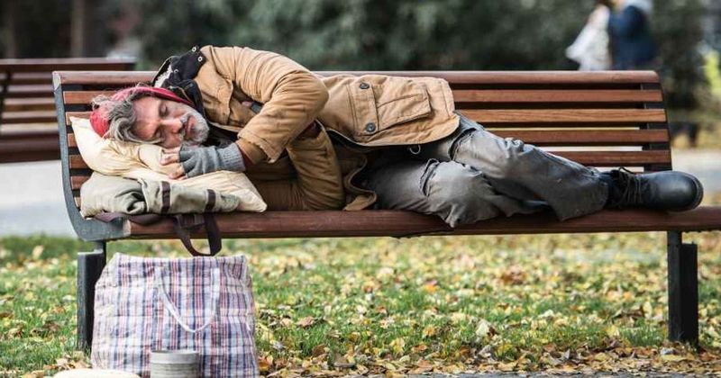 Entitled woman humiliates herself by calling the cops on a harmless homeless man in a public park