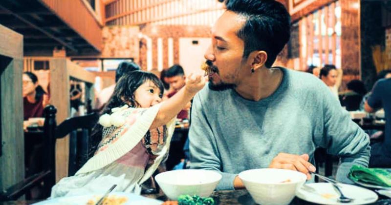 Dad who took his children to breakfast handed a beautiful note when he asked for a bill