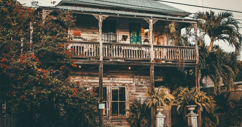 Good Samaritan gives 75-year-old's house a complete makeover after overhearing teens call it ugly