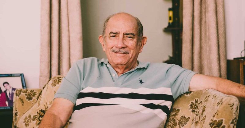 Couple invites neighbor grandpa for most adorable movie-watching routine to ensure he never feels alone