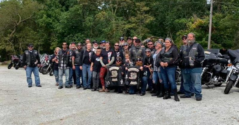 Bikers queue up at girl's lemonade stand in Indiana to thank her mom who saved their lives 