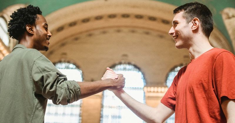 Once-popular high school kid ran into an old friend — what followed proves that kindness is never forgotten