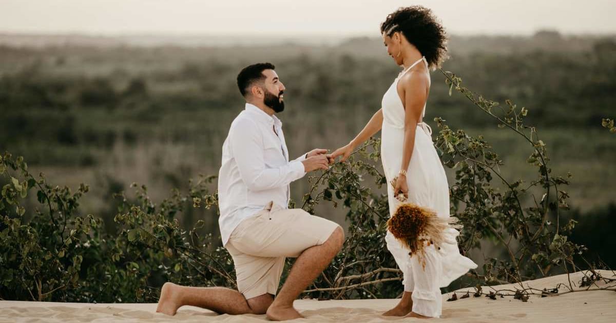 Boyfriend got down on one knee in front of 20 relatives. What was inside the ring box made her end the relationship in front of everyone