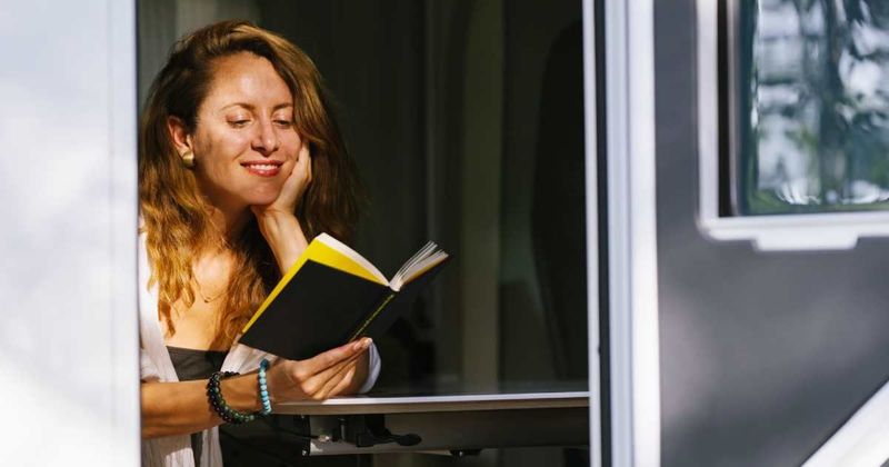 Daughter tears up after finding a beautiful note that her Dad hid in one of her textbooks