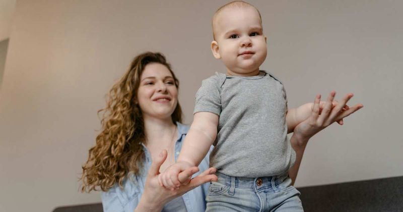 Mom films toddler who suddenly 'forgot' to walk. She was flooded with comments asking her to rush to the doctor