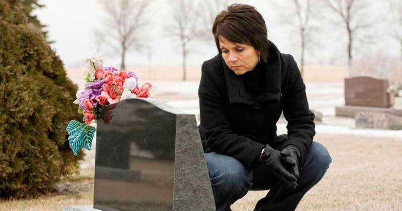 Grieving daughter kissed her mom's grave and instantly got a 'sign' from above