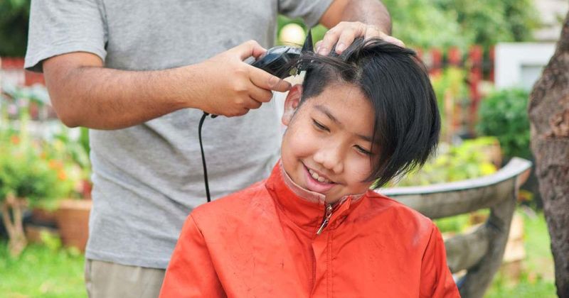 Barber watched autistic 7-year-old having a breakdown outside, so he moved the chair outside just for him