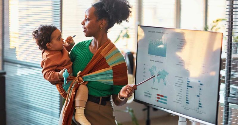 Professor turns class into daycare, delivers 3-hour anatomy lecture with student's baby on her back