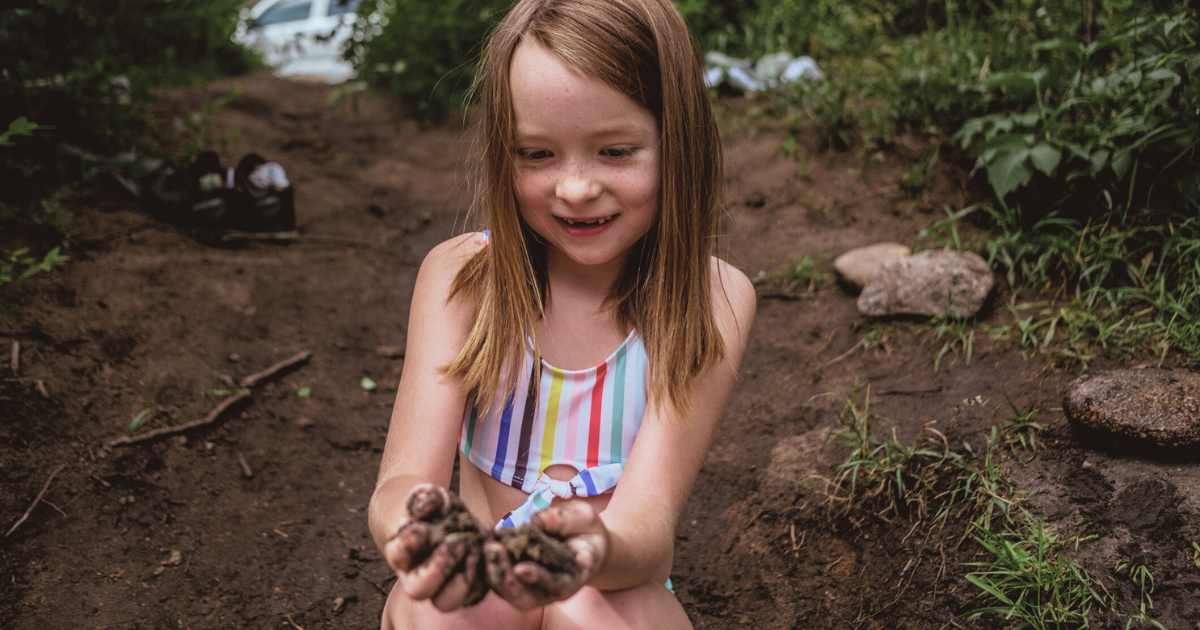 Mom films daughter kissing stones in a graveyard and the reason has the internet sobbing