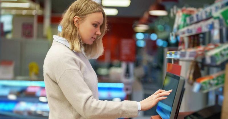 Woman 'asked' to tip at a self-checkout counter in Los Angeles, sparks intense debate