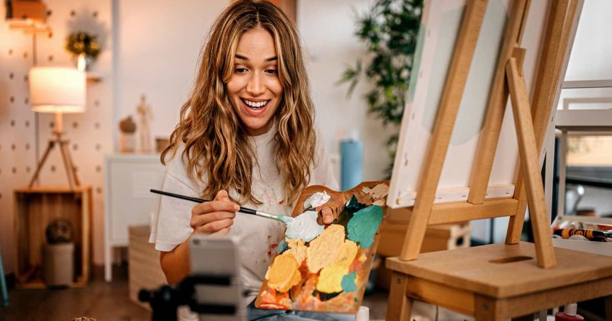 Woman painting her idol loses it after the star joins her livestream: 'She was malfunctioning in real time'