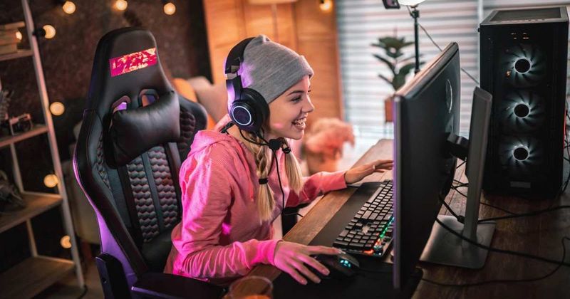 Woman with painful skin condition started streaming to make rent — a stranger's $7,000 donation left her in tears