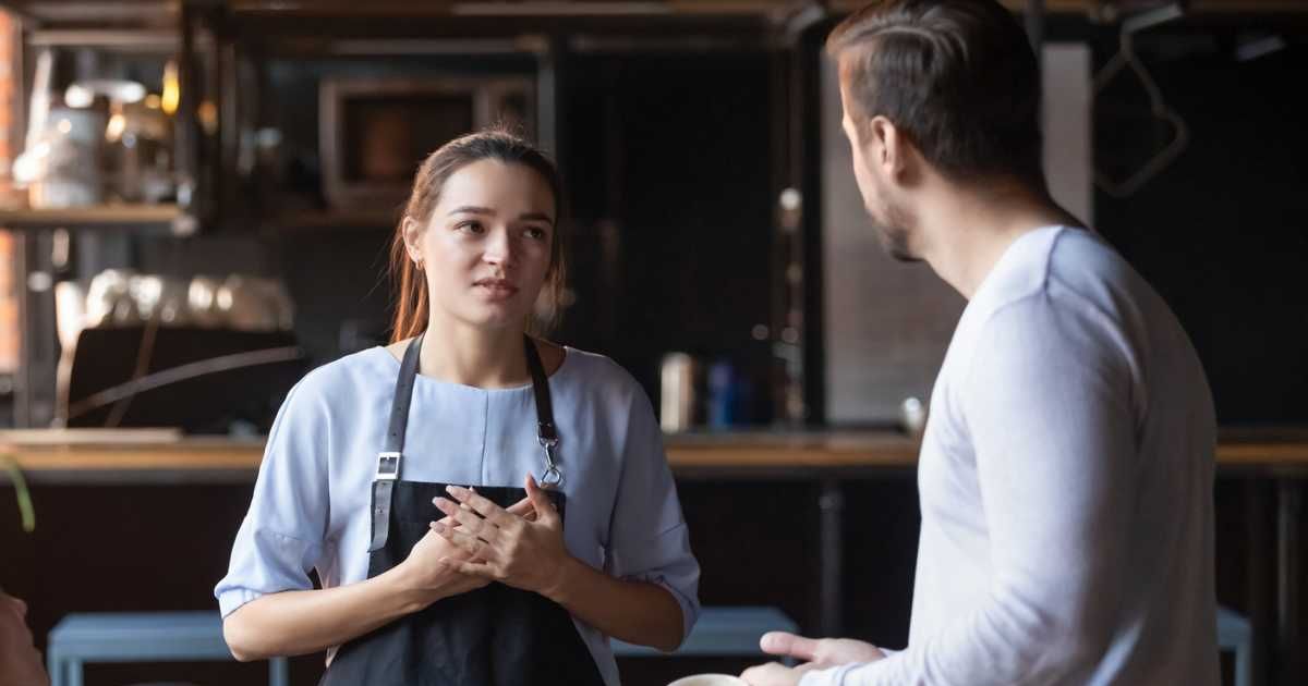 Customer refuses to pay 15% auto gratuity at restaurant after being denied tap water to drink