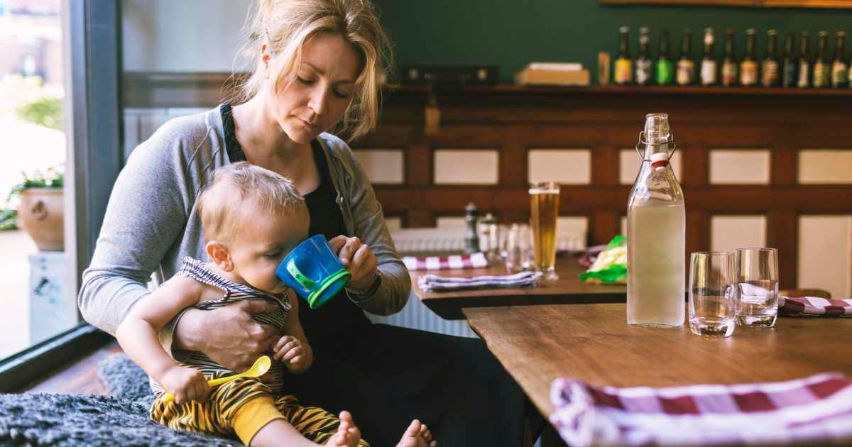 Struggling single mom couldn't afford meal at diner. She burst into tears when the owner gave her a seat anyway