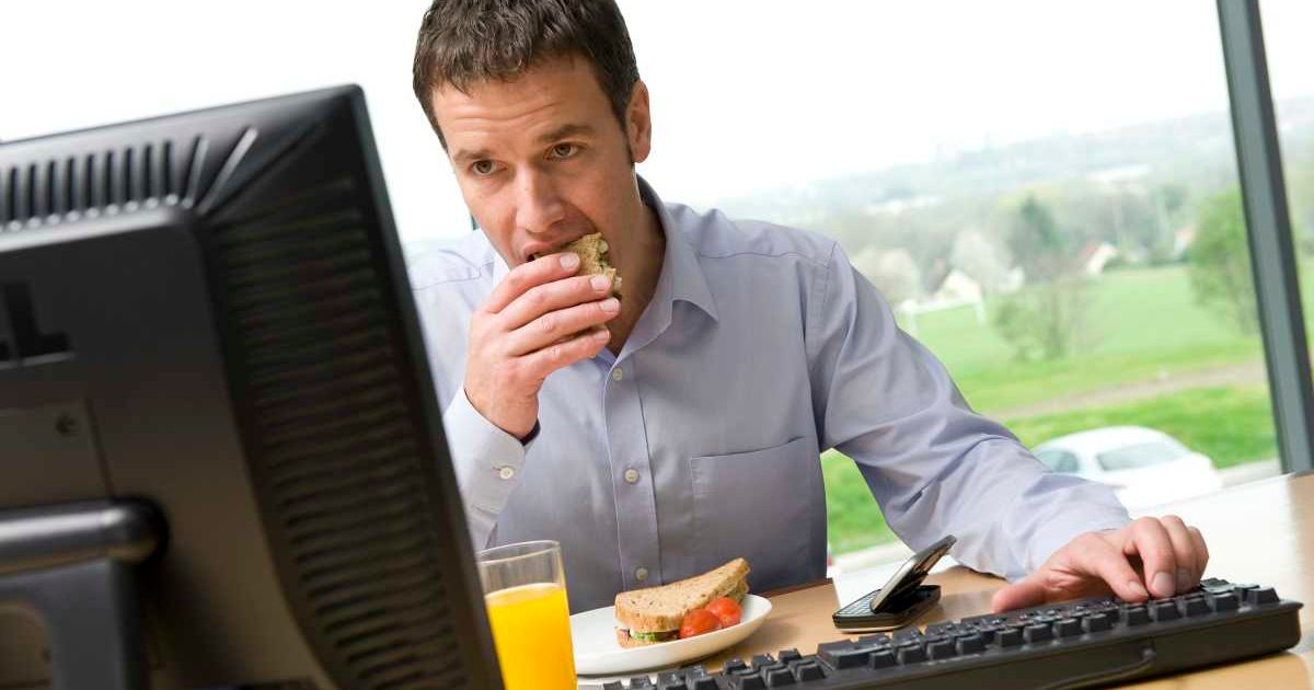 Boss insists employee work through his 'unpaid lunch break' — ends up owing the company $900