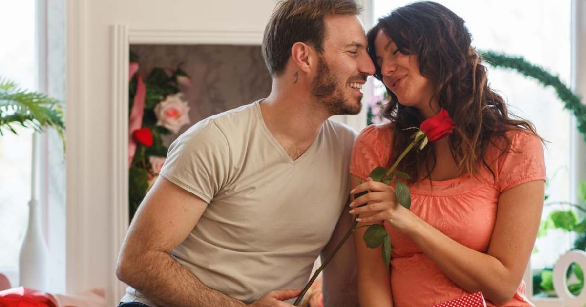 Her dad always gave mom 11 roses. Years after he passed, her boyfriend did the same — with the last rose on one knee