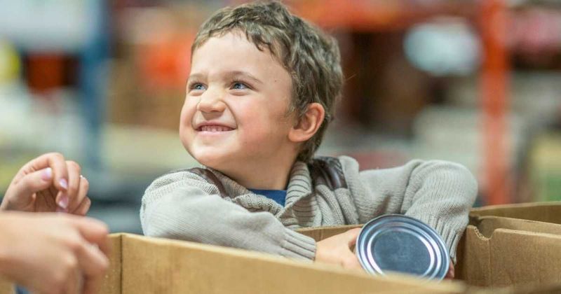 Pittsburgh dad who gave away free canned food breaks down after finding mysterious envelope in mailbox