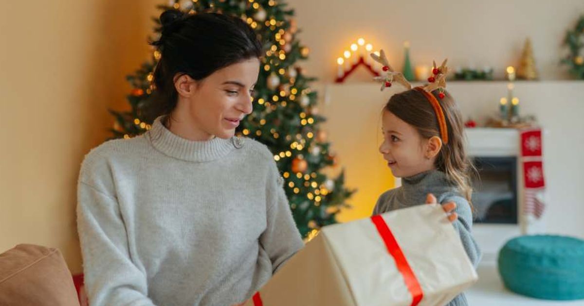 Mom opened Christmas calendar her kids made and then found 25 secret notes they wrote for her