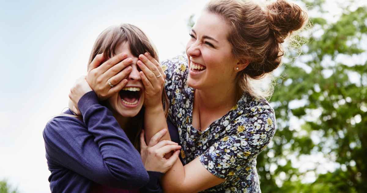 Woman guessing teammates by voice gasped when she heard her mom, who should have been 3000 miles away