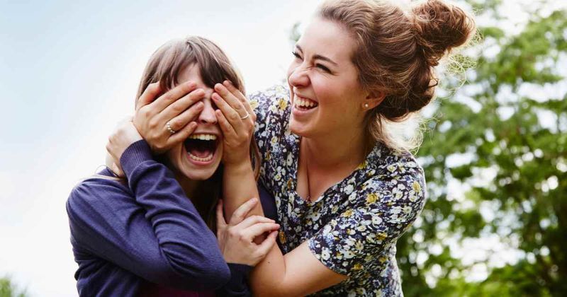 Woman guessing teammates by voice gasped when she heard her mom, who should have been 3000 miles away