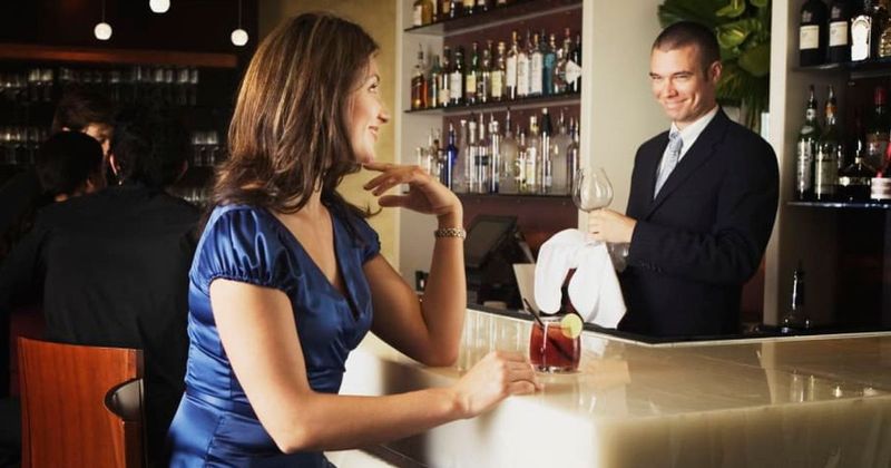 Applebee’s diner was confused by sealed water bottle—then learned it was a discreet safety signal